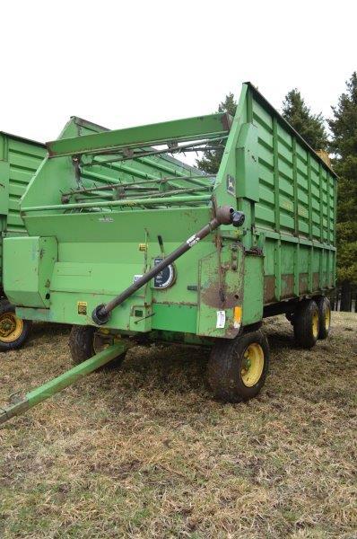 JD 716A Forage wagon, 3 beater, no roof