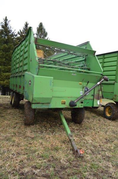 JD 716A Forage wagon, 3 beater, no roof