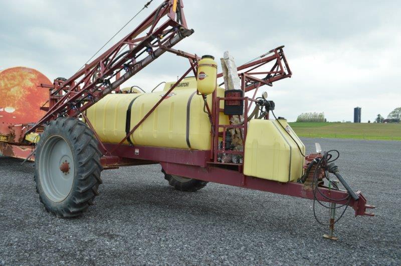 Hardi Navagator sprayer w/ 1,000 gallon tank, 60' booms, 13.6-38 tires, moniter & accessories in off