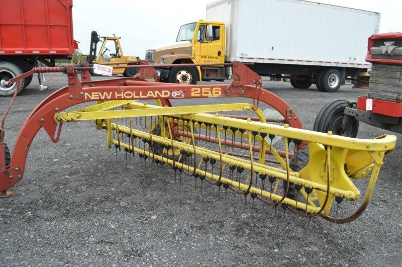 NH 256 roll-a-bar hay rake