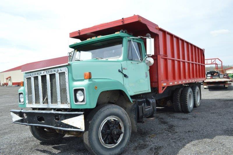 '79 International F model 10 wheeler w/ 20' 600 bushel grain dump body, tandem axle, IH 466 diesel m