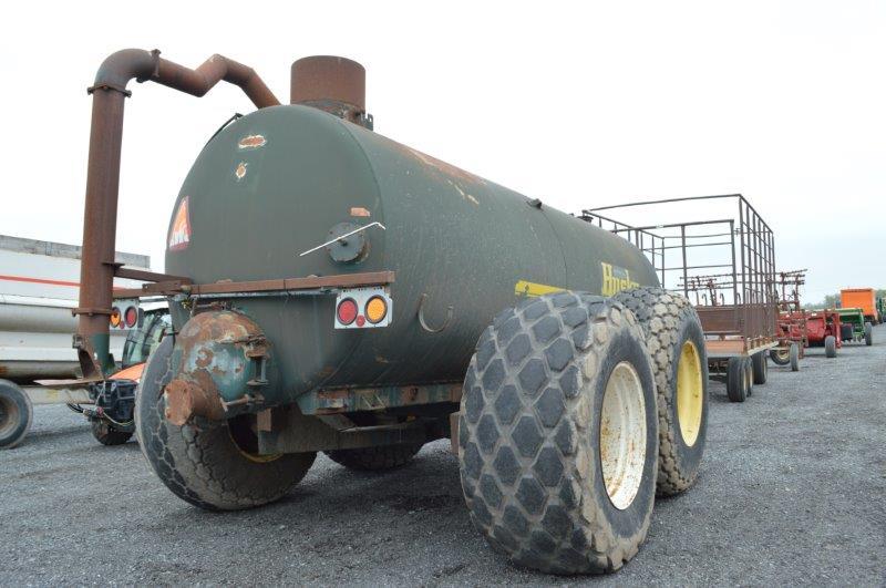 Husky 3800 gallon liquid manure spreader w/ low level discharge, 30.5L-32 tires, tandem axle, vaccum