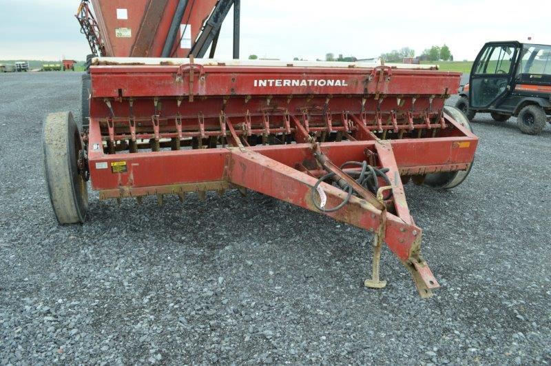 Int 510 12' grain drill w/ seeder