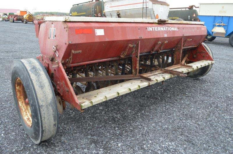 Int 510 12' grain drill w/ seeder