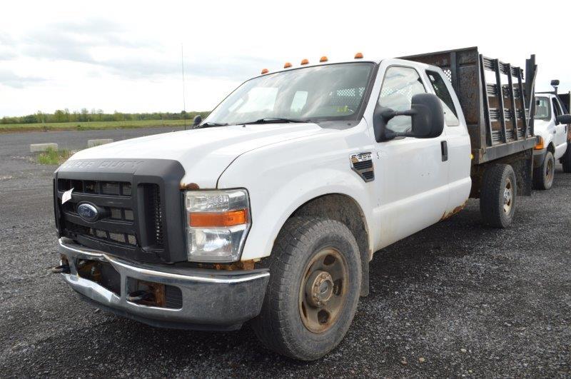 '07 Ford F-350 XL Super duty extended cab, 10' stake body bed w/ ramp, 232,841 mi