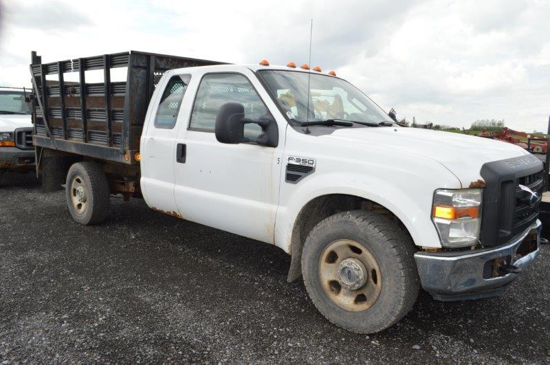 '07 Ford F-350 XL Super duty extended cab, 10' stake body bed w/ ramp, 232,841 mi