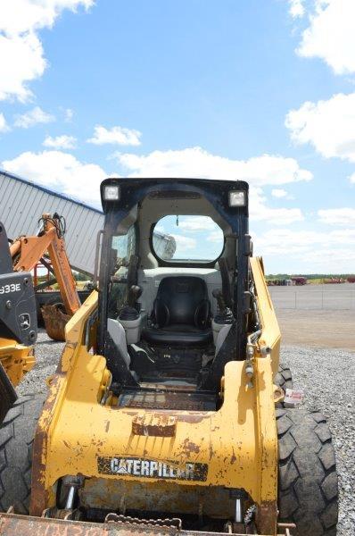 CAT 256C skidloader w/ 4,215 hrs, 2 speed, aux hyd, quick attach, 12/16.5 Rubber , Selling w/ 80" bu