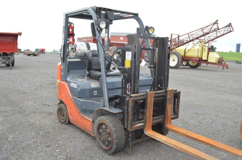 '10 Toyota 8FGCV25 forklift w/ 48" forks, propane, weight scales, (selling w/ no tank)