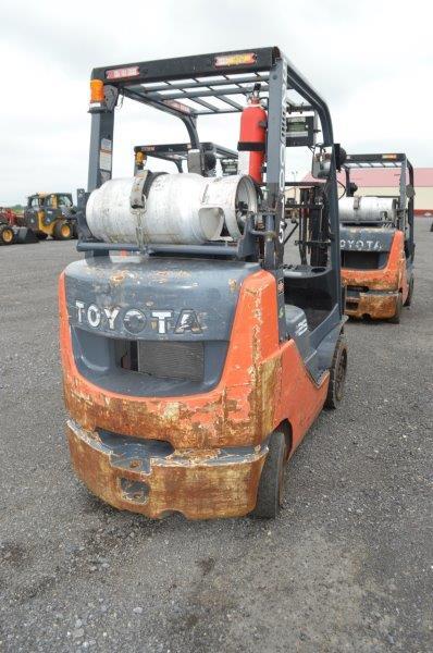 '10 Toyota 8FGCV25 forklift w/ 48" forks, propane, weight scales, (selling w/ no tank)