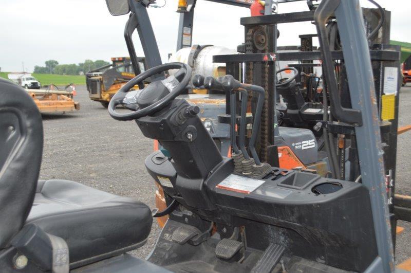 '10 Toyota 8FGCV25 forklift w/ 48" forks, propane, weight scales, (selling w/ no tank)