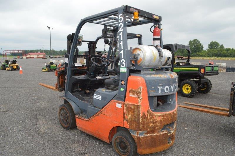 '10 Toyota 8FGCV25 forklift w/ 16,318 hrs, 48" forks, weight scales, (selling w/ no tank)