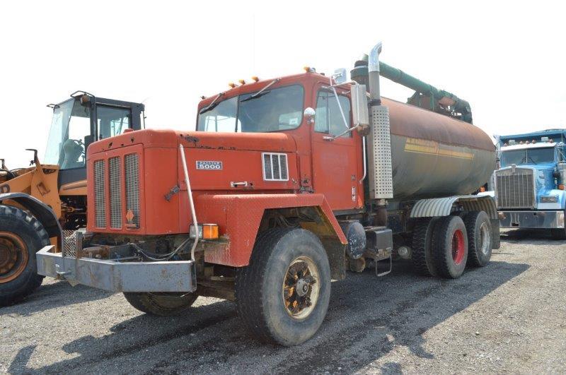 '86 Navistar IH F5070 truck w/ Husky 4500 manure tanker w/ 6 cylinder Cummins engine, 5 speed automa