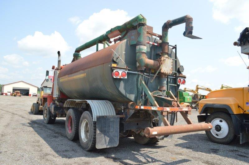 '86 Navistar IH F5070 truck w/ Husky 4500 manure tanker w/ 6 cylinder Cummins engine, 5 speed automa