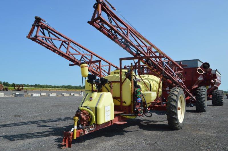 Hardi Navigator 1000 sprayer w/ 90' booms, rinse tank, Foam markers, 13.6-38 tires (controlls in off