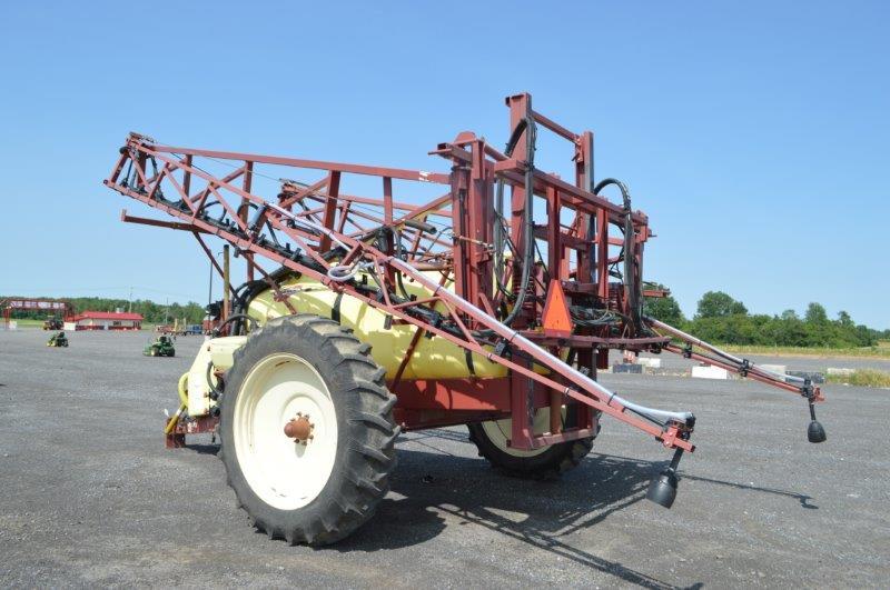 Hardi Navigator 1000 sprayer w/ 90' booms, rinse tank, Foam markers, 13.6-38 tires (controlls in off