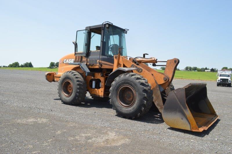 Case 621D payloader w/ 9' heavy duty bucket w/ cutting edge & set of heavy duty ACS forks, 2,121 hrs