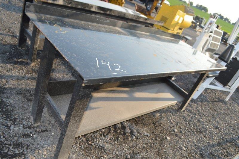 Heavy duty welding table