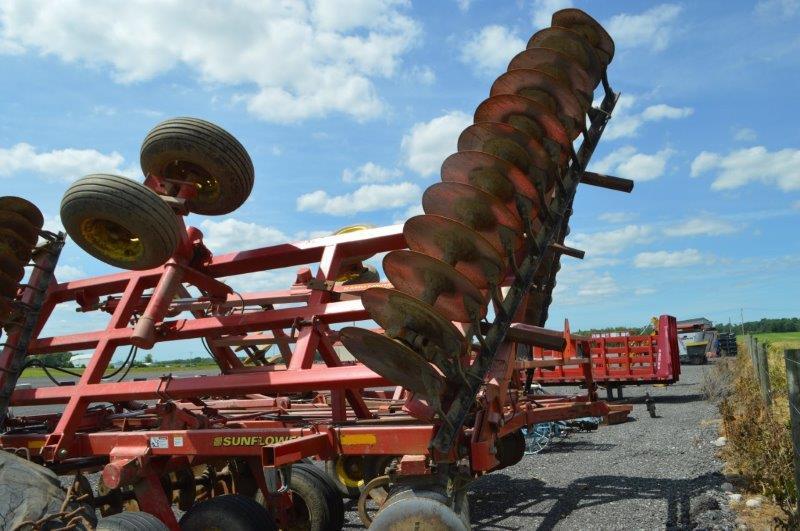 Sunflower 1444 30' disc w/ C-flex bearings,packer hitch w/ Hyd serial# 1444G012