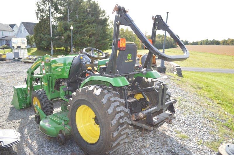 '10 JD 2520 w/ 200CX loader w/ 62'' deck, 590 hrs, 4wd, hyd, pto, 3pt, owners manuel for tractor & l