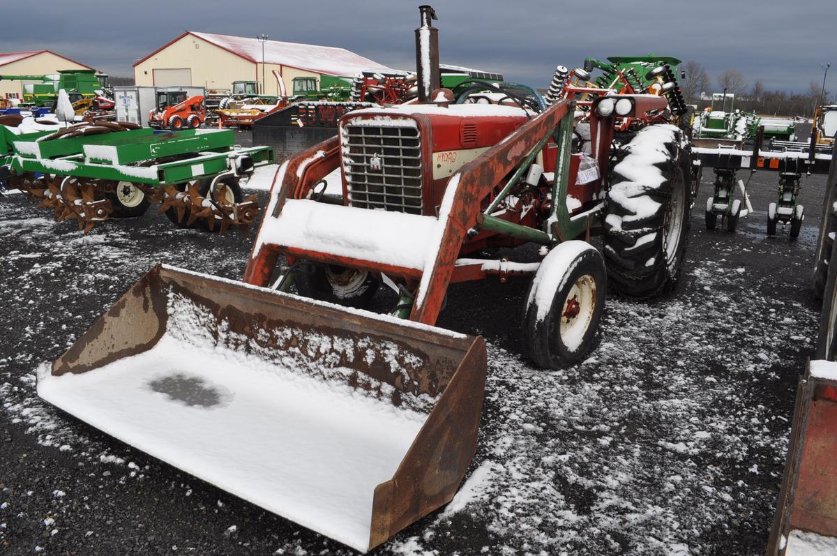 IH 656 w/ NI loader, hydro, open station, 540pto, 3pt, 2 remotes, tire chains, diesel