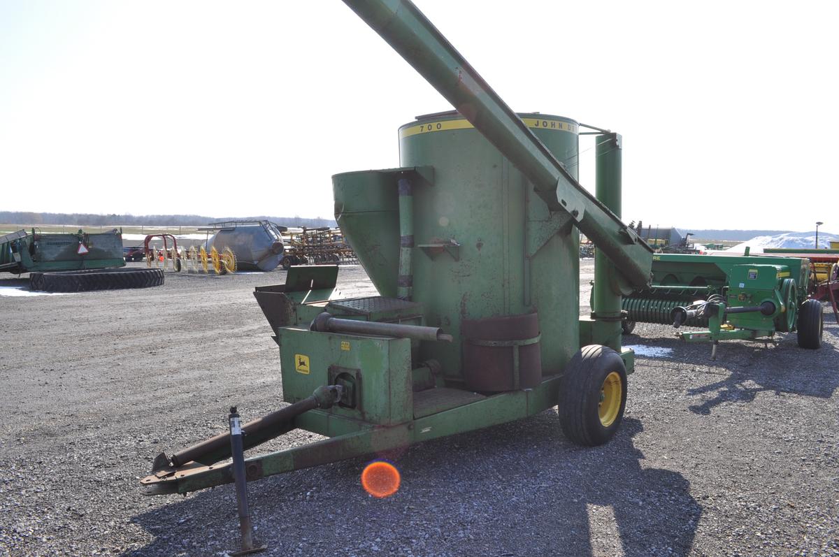 JD 700 grinder mixer w/ 18' auger, 6 screens