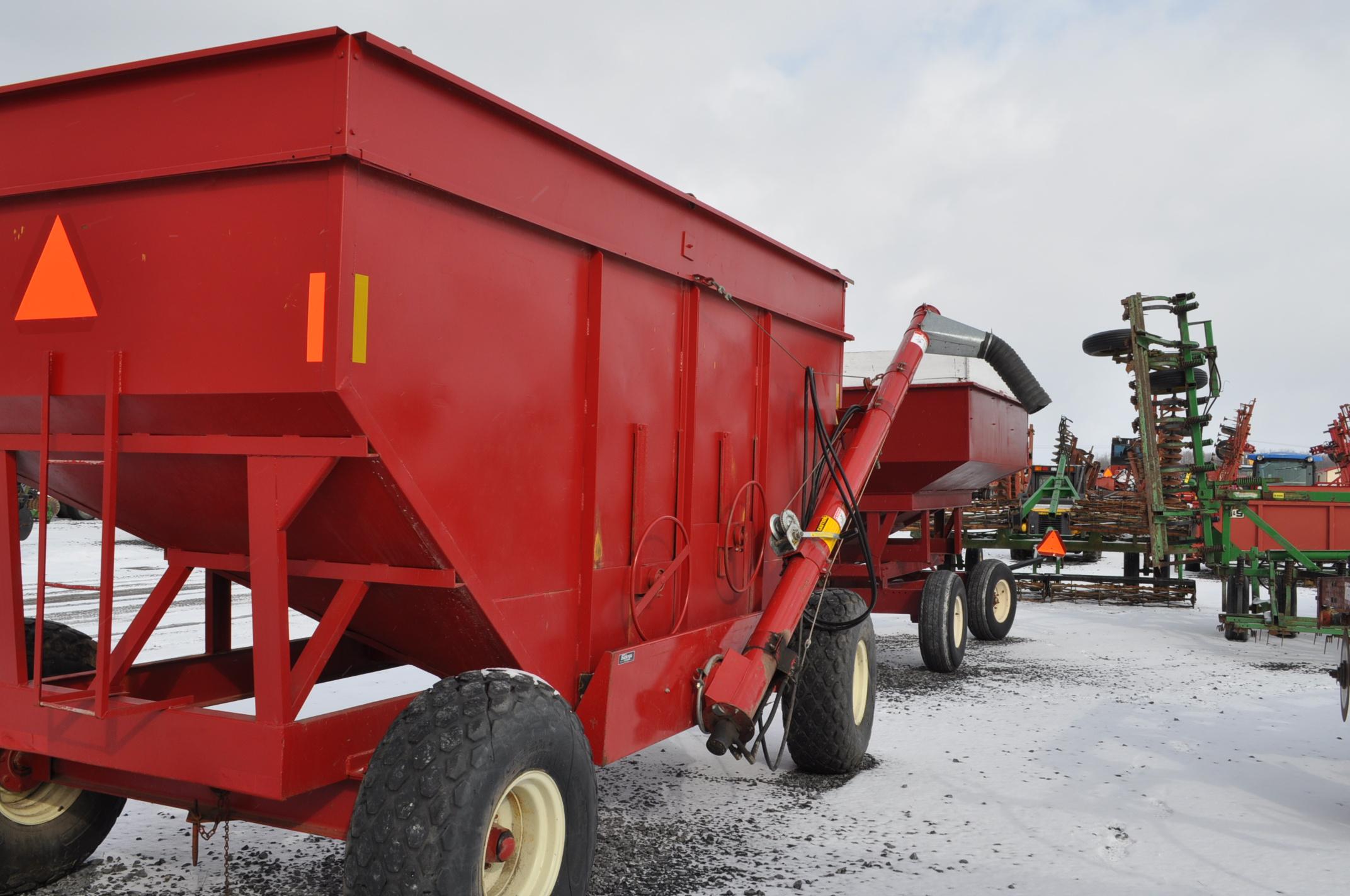 MT WB-2743 gravity wagon w/ double compartment, selling w/ Sedenga hyd auger w/ brush flighting (nic