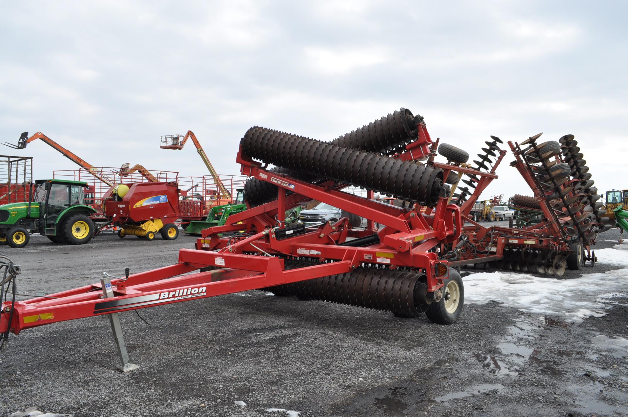 Brillion Landoll WFP series 30' floating wing packer