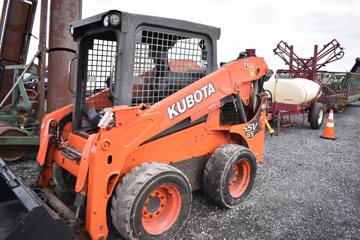 '19 Kubota SSV65 skid loader w/ 9387hrs, hyd quick att, 2spd, aux hyd (no bucket)