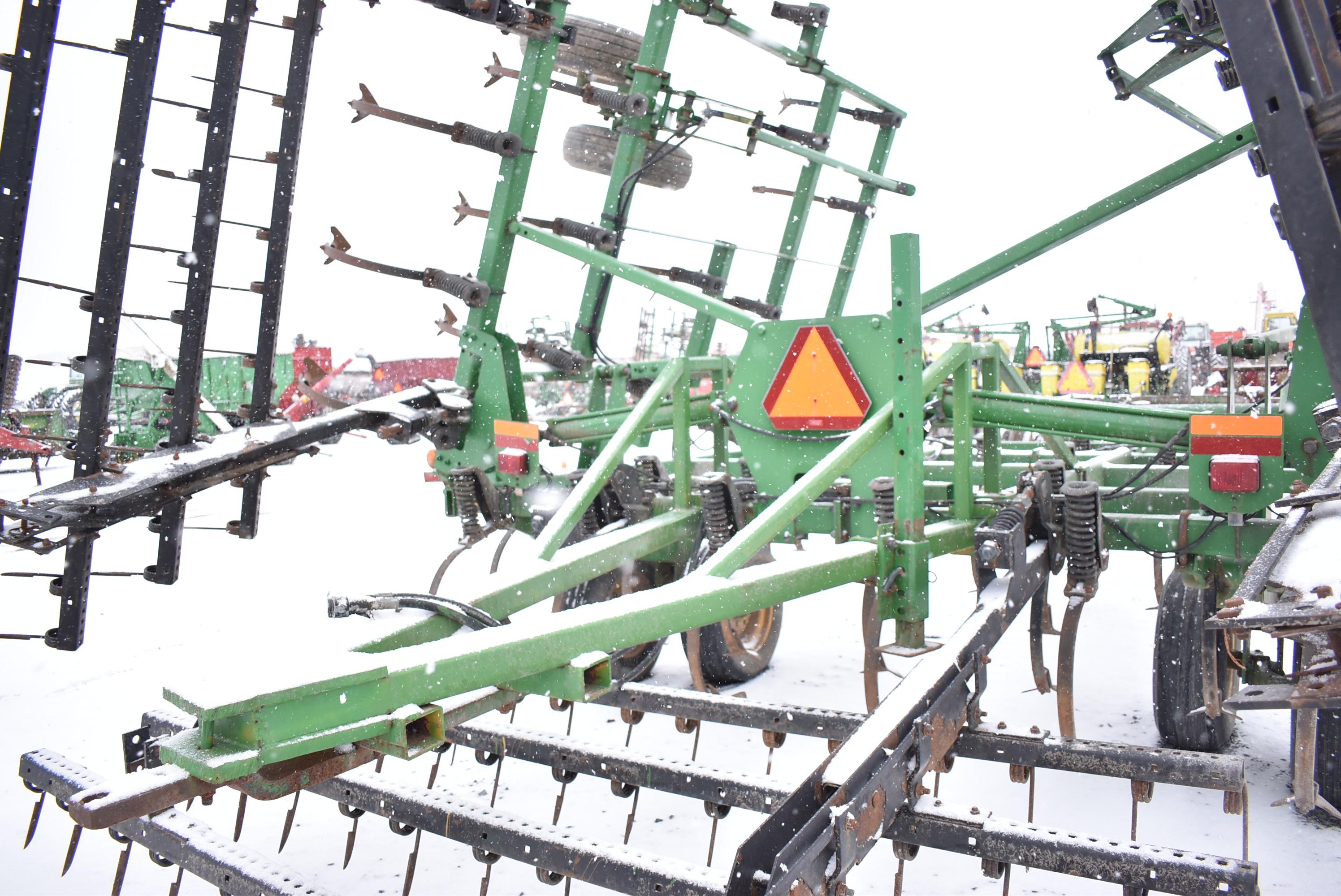 JD 2210 field cultivator w/ leveling tines