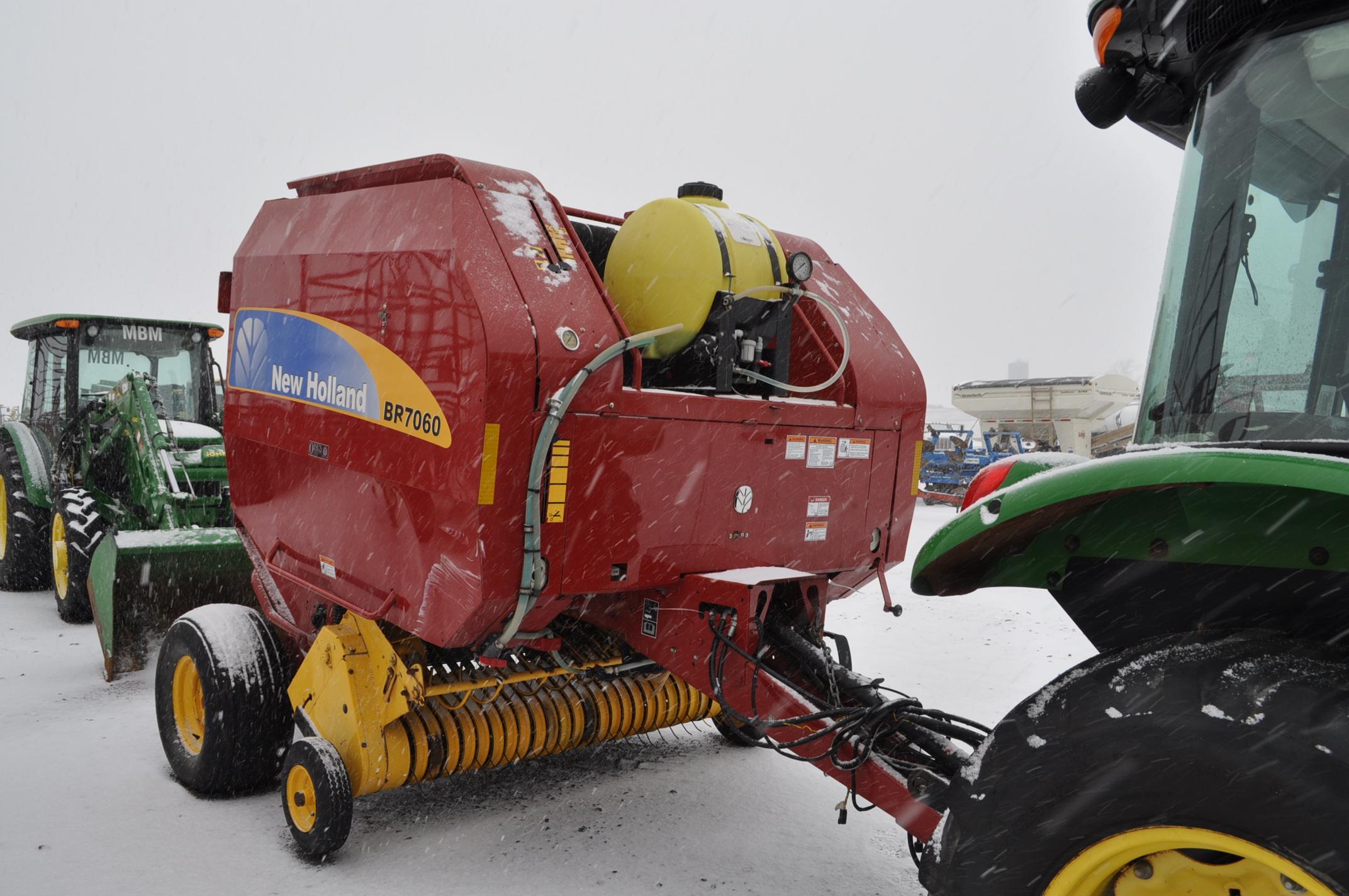 NH BR7060 round baler w/ string tie, acid applicator, 5' pickup (monitor in office)