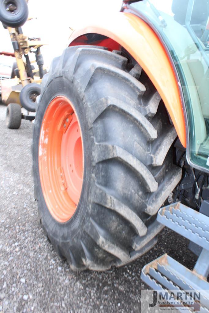 Kubota M7040 tractor w/LA1153 loader