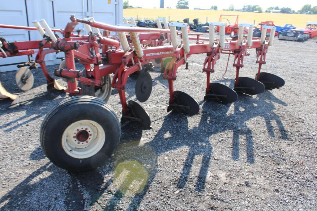 IH 720 5 bottom plow