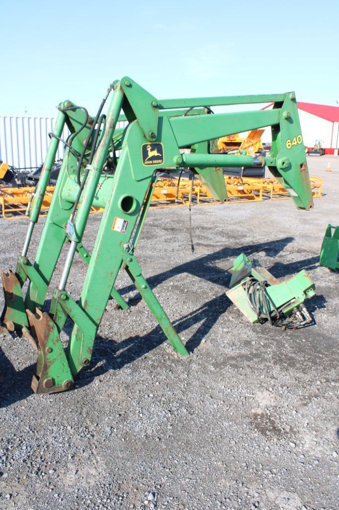 JD 640 self leveling loader