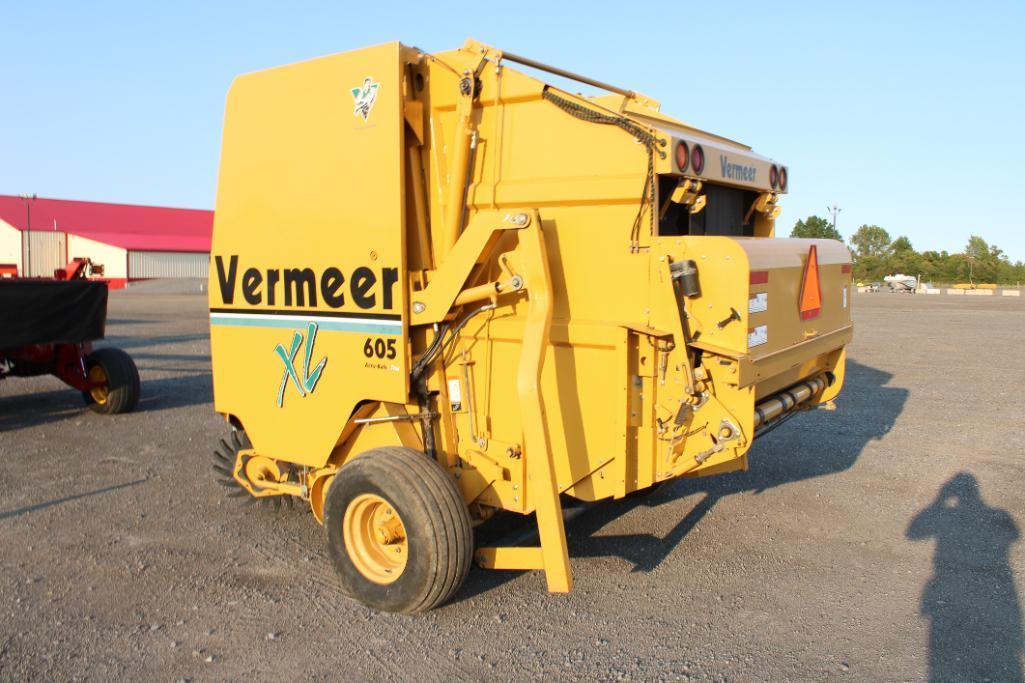 Vermeer 605 Accu-bale Plus XL Series round baler