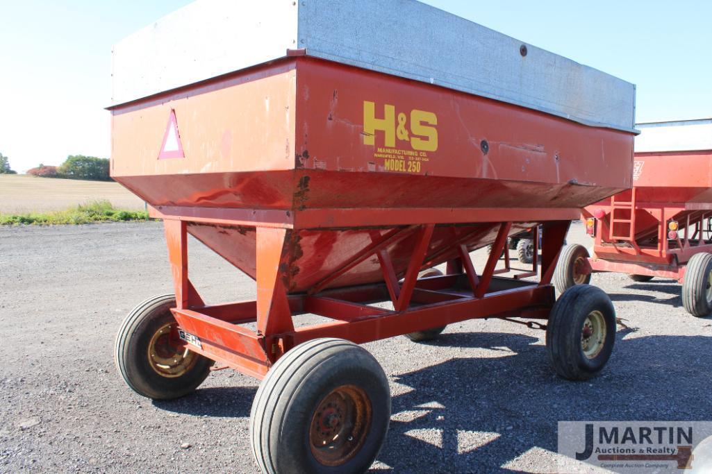 H&S 250 bu gravity wagon