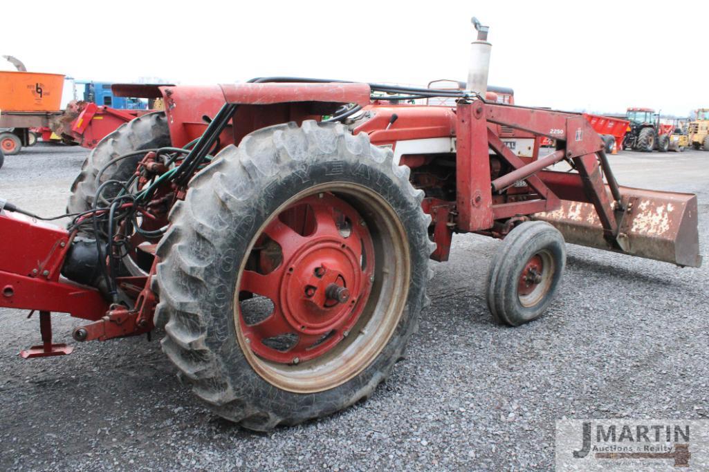 IH 656 tractor