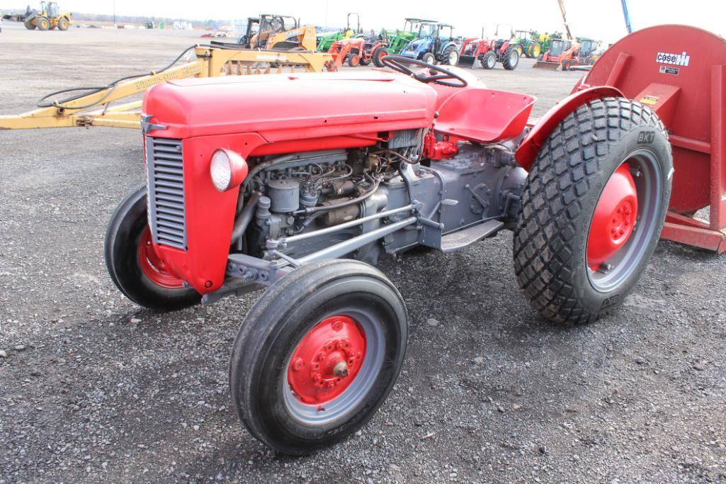 MF 35 Deluxe tractor