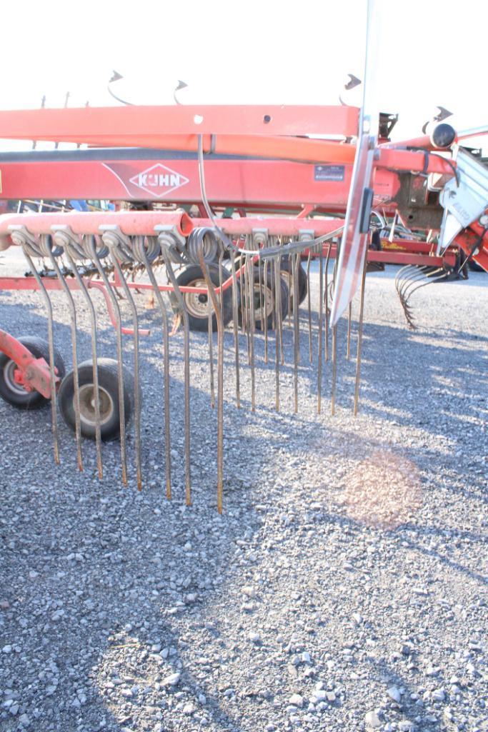 Kuhn CR9032 double rotary rake