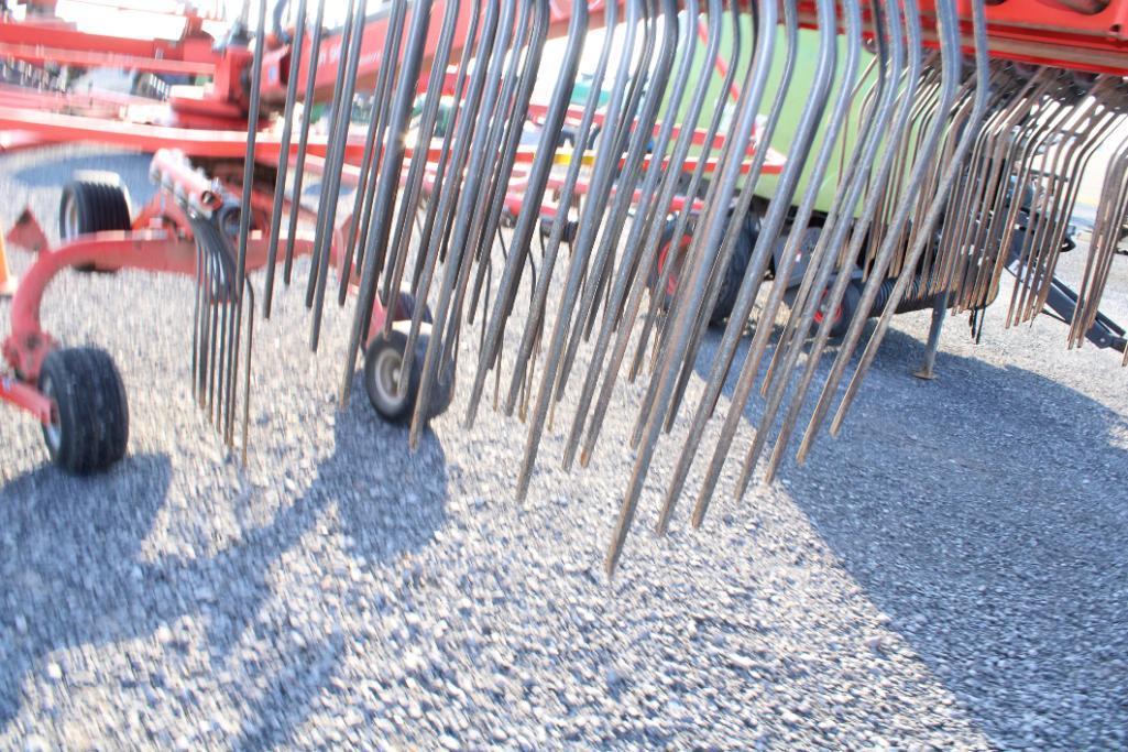 Kuhn CR9032 double rotary rake