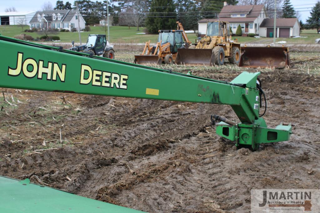 JD Moco 946 center pivot discbine