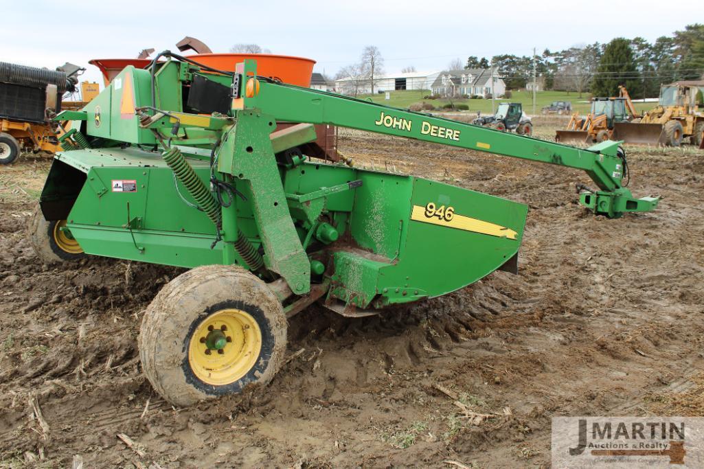 JD Moco 946 center pivot discbine