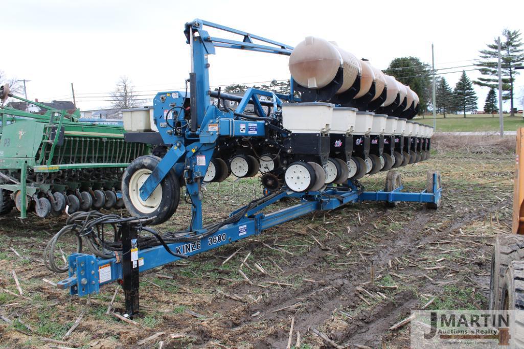 Kinze 3600 12/23 row planter