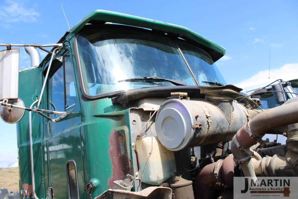 Mack CH600 semi truck