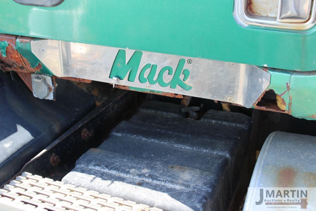 Mack CH600 semi truck