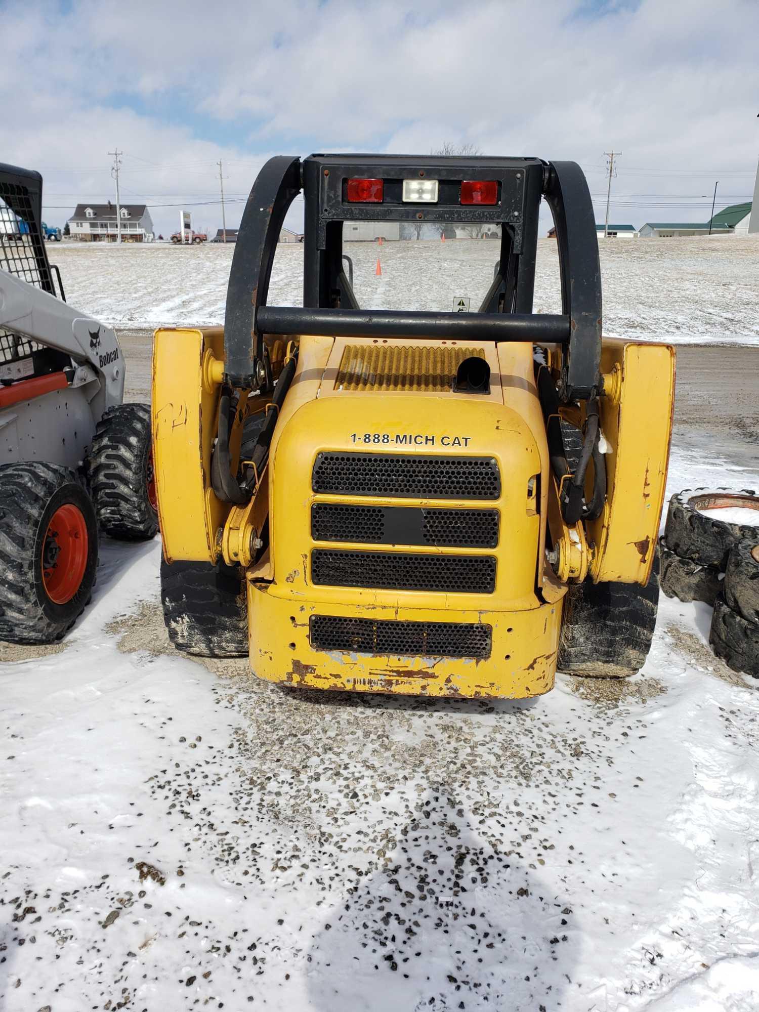 1526-G-A- John Deere 260 skid steer with bucket 2246 hours