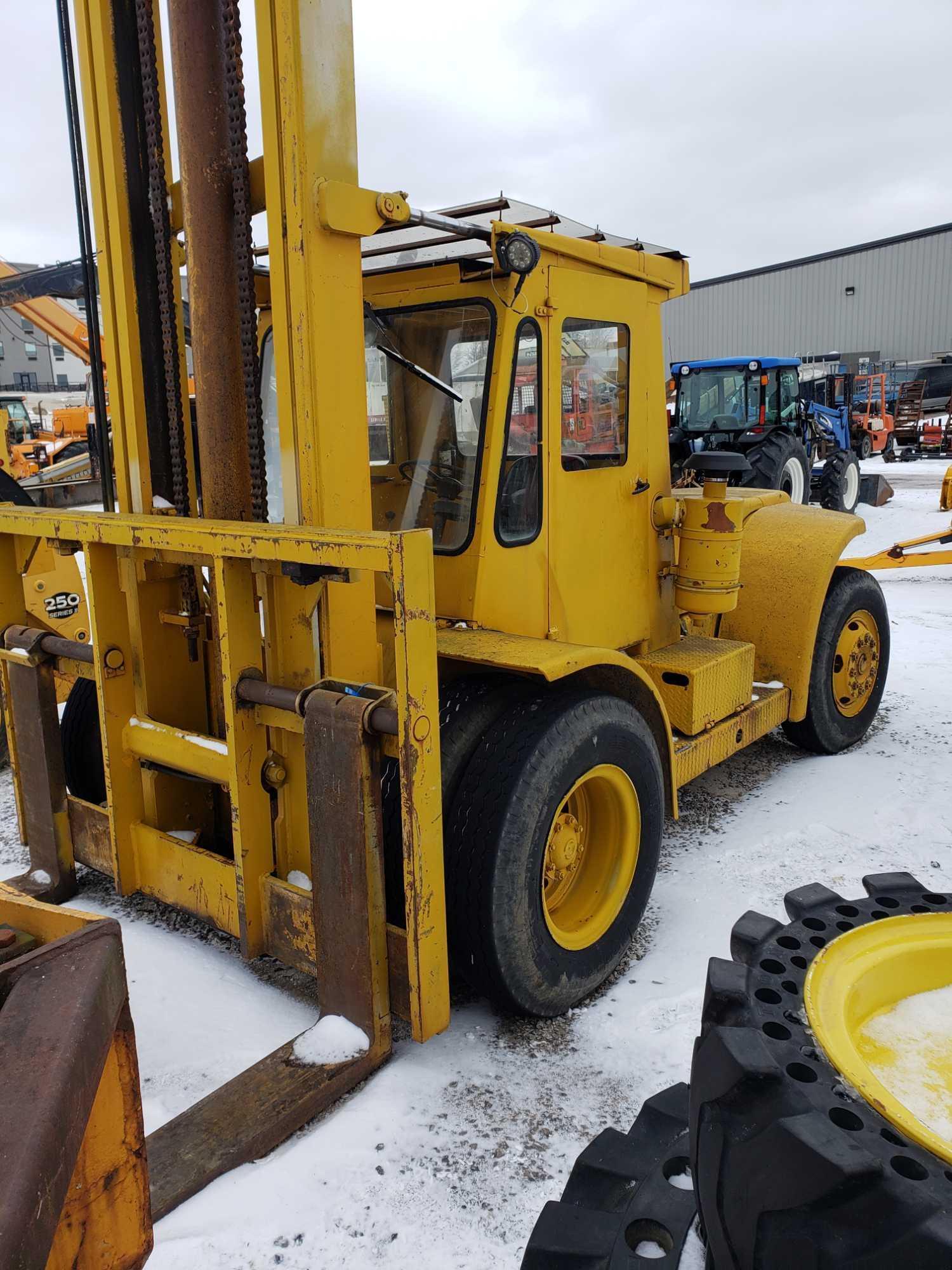1540- Hyster forklift and hydraulic push blade with 1027 hours