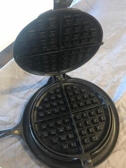 Griswold MFG #8 Cast Iron Waffle Maker