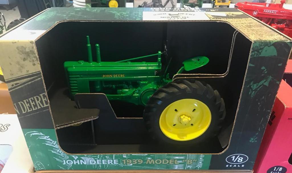 John Deere 1939 Model B 1/8 scale tractor with original box