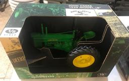 John Deere 1939 Model B 1/8 scale tractor with box