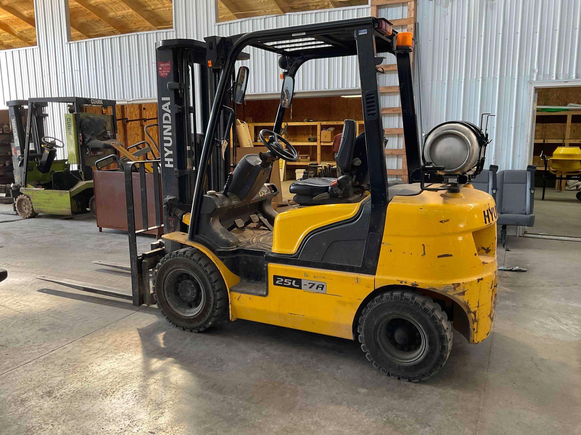 Hyundai model 25L-74 Forklift